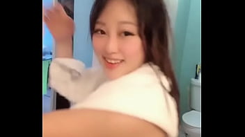 Gadis Tionghoa Cantik Mandi Telanjang