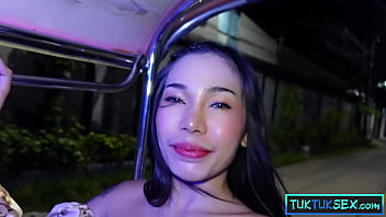 Gadis Thailand Montok Dengan Payudara Besar Palsu Yang Imut Digoyang Dan Memamerkan Memeknya Bersama Hello Kitty