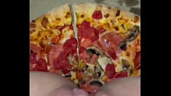 Gadis Arab Perawan Di Los Angeles Main Makanan Dengan Nafsu: Pizza, Coklat, Es Krim, Persik, Dan Keju Untuk Masturbasi Liar
