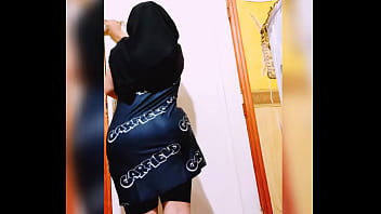 Rutinitas Seksi Gadis Berhijab Dengan Bokong Besar Yang Menggoda (video Pertama)