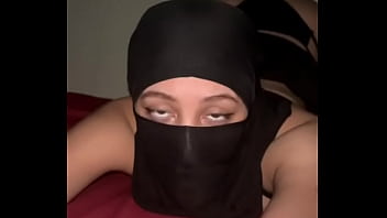 Tampilan Bokong Muslimah Berhijab – Gadis Arab Nakal Menggoyangkan Pantat Dan Memainkan Bokongnya Yang Menggoda
