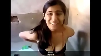 Gadis Desi Seksi Melepaskan Pakaian Dengan Menggoda