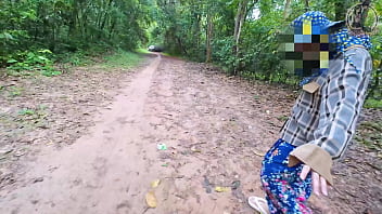 Perempuan Thailand Jalan-jalan Di Hutan, Mampir Bercinta Dulu Sebelum Memetik Jamur