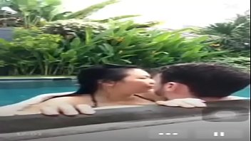 Bercinta Di Kolam Renang Saat Live Streaming
