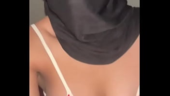 Payudara Montok Hijaber Goyang Liar Saat Gadis Muslim Nakal Pamer Tetek Sempurna