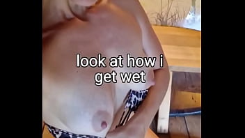 Gadis Asia Seksi Berambut Cokelat Dengan Tato Dan Bikini Yang Menggoda