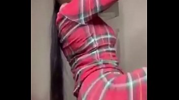 Asian Doll Menggoyangkan Bokong Montoknya Yang Seksi Di Instagram Live Sambil Menyanyikan Lagu Barunya, Gerakan Mulutnya Yang Menggoda Membuat Panas.