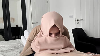 Ibu Tiri Arab Menggoda Anak Tirinya Yang Tangannya Patah Dengan Rayuan Mesra