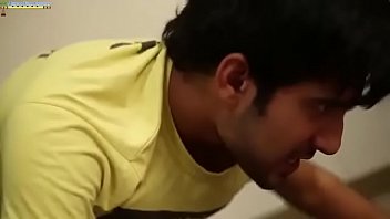 Guru Yoga Seksi Desi Bercinta Panas Dengan Pria Muda