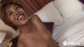 Milf Asia Bergigi Tonggos Diolesi Minyak Dan Ditusuk Sampai Ke Akar