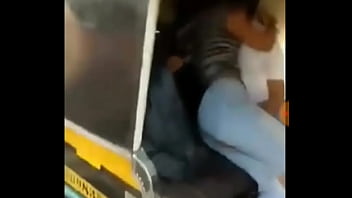 Lebah India Yang Bergairah Bercumbu Di Atas Becak Motor