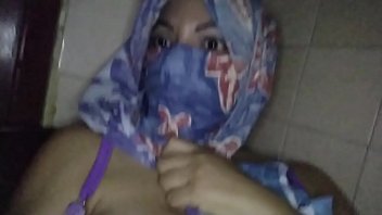 Ibu Berhijab Arab Asli Bermasturbasi Saat Suami Di Kamar Lain, Memancarkan Basah Dari Kemaluannya