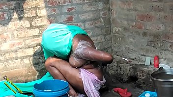 Video Mandi Seksi Radhika Di Desa India
