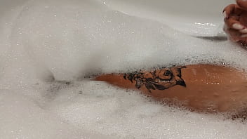 Adik Tiri Yang Terbakar Matahari Menggoda Di Kamar Mandi Usai Liburan Turki