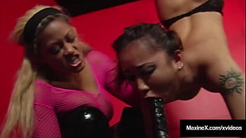 Maxine X Yang Montok Mengguncang Kekasih Lesbian Siren Thorn Dengan Posisi Terbalik Yang Menggairahkan!