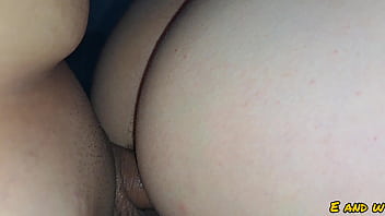 Menggoda Memek Sepupu Tiriku Sambil Nonton Film Porno, Lihat Betapa Basah Dan Menggairahkannya