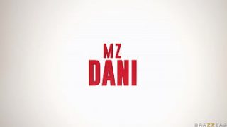 Cairan Panas Di Celana Dalammu?! – Maya Farrell, Mz Dani / Brazzers / Tonton Lengkap Di Www.brazzers.promo/that