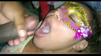 Gadis Nakal Menyeruput Susu Dari Batang Penis