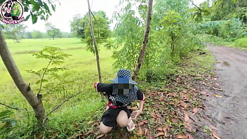 Wanita Thailand Usai Buang Air Di Hutan, Pamer Kemaluan Di Pinggir Jalan 4k