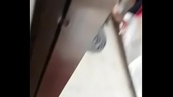 Pelayan Desi Membuka Pakaiannya Dengan Genit