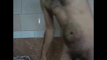 Gadis Tua Cina Mengisap Kontol Di Kamar Mandi