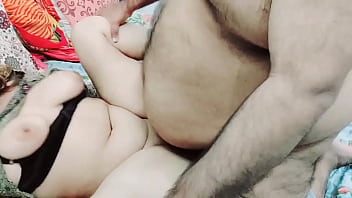Ibu Tiri Desi Menangkap Anak Tirinya Sedang Masturbasi Dengan Bra Dan Celana Dalamnya, Lalu Membantunya Keluar Dengan Suara Hindi Kotor Yang Menggairahkan
