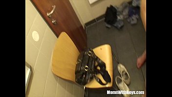 Mami Pirang Digoyang Ganas Di Toilet Mal Umum
