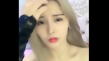 Gadis Cina Cantik Yoki Memainkan Dildo Di Vagina Merah Mudanya