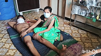 Desa Panas, Bhabhi Shivani Menggoda Dengan Sari Hijau Yang Membalut Lekuk Tubuhnya.