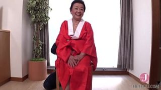 Di Usia 81 Tahun, Janda Yuko Ogasawara Masih Lihai Memijat Tubuh Pria Muda Hingga Meronta Tak Sabar.