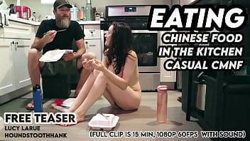 Makan Makanan China Di Dapur Dengan Wanita Telanjang Dan Pria Berpakaian