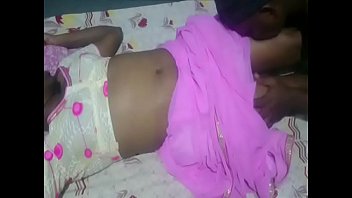 Bibi Montok Sange Pakai Sari Pink Hot, Pusar Gemuknya Menggodaku