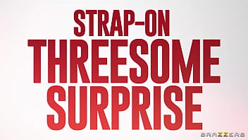 Tiga Badan Bergelora Dengan Strap-on Mengejutkan