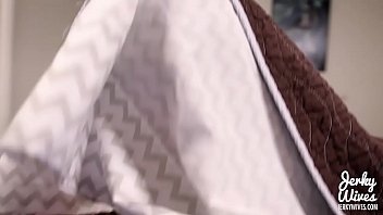 Ibu Tiri Yang Kesepian Menginginkan Batang Muda Yang Keras