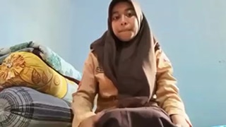 Gadis Berhijab Seragam Pramuka Menggoda Dengan Getaran