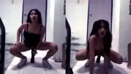 Gadis Remaja Menggairahkan Menggoyang Dildo Hitam Sambil Mengeluarkan Rintihan Mesra