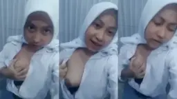 Gadis Sma Berhijab Pamer Payudara Ranum Di Kamar Mandi Sekolah