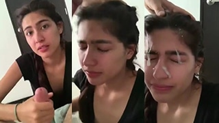 Muncrat Di Wajah Pacar Seksi