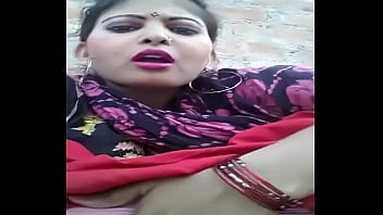 Desi Bhabhi Memainkan Jari-jari Di Tempat Basahnya