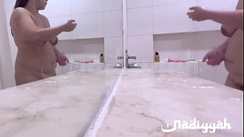 Istri Arab Montok Berpayudara Besar Mandi Dengan Sensual