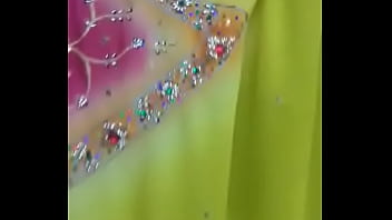 Gadis India Yang Menggoda Dengan Sari Transparan