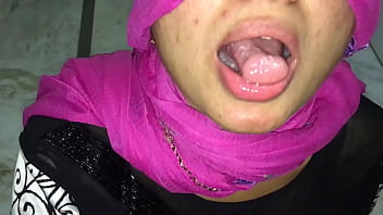 Tetes Sperma Mengalir Di Tenggorokan Bhabhi Gujarat Yang Gila Orgasme
