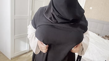 Istri Arab Temanku Memamerkan Payudaranya