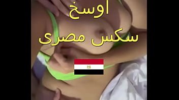 زوجي الفاجر دخل عليّ في الغرفة وهو يعرف أني شرموطة، وبدأ يداعب مؤخرتي بشهوة قبل أن يعلو فوقي ويمارس معي الجنس بقوة.