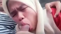 Dibikin Ngecrot Sama Cewek Berjilbab Di Dalam Mobil