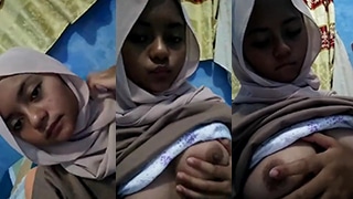 Gadis Berjilbab Manis Pamer Payudara Montok