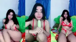Ica Menggoda Dengan Mentimun Yang Menggairahkan