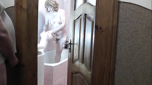 Putri Tiriku Mandi, Ayah Tiriku Mengintip, Merangsang Batangnya Dan Memancarkan Air Mani Di Bawah Pintu Kamar Mandi.