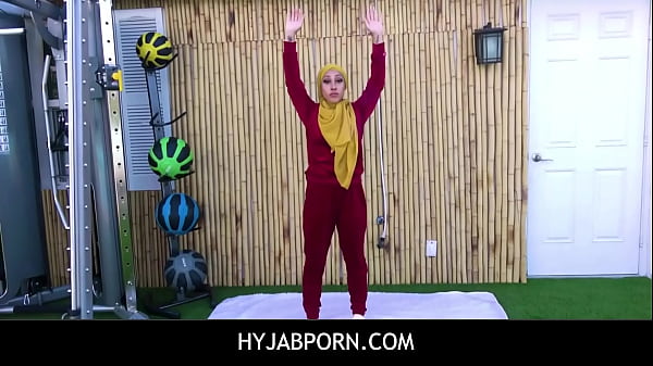 Pelatih Bugar Menggoda Klien Arab Eksotis Dengan Hijab Yang Menggairahkan