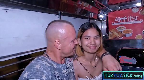 Gadis Thailand Mungil Dijemput Naik Tuk Tuk Di Pattaya Untuk Aksi Panas